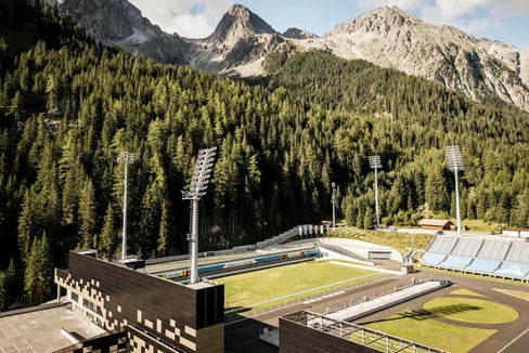 La facciata della Olympic Arena Sudtirol Alto Adige comprende 5500 metri quadrati di pannelli fotovoltaici integrati. (Foto: Hannes Niederkofler)