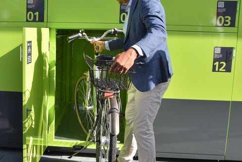 Auch das Mobilitätszentrum Brixen hat 2023 neue Radboxen erhalten: im Bild Mobilitätslandesrat Daniel Alfreider bei der Inbetriebnahme im August. (Foto: LPA/Angelika Schrott)