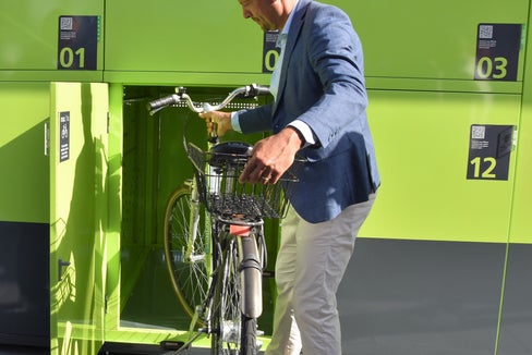 Auch das Mobilitätszentrum Brixen hat 2023 neue Radboxen erhalten: im Bild Mobilitätslandesrat Daniel Alfreider bei der Inbetriebnahme im August. (Foto: LPA/Angelika Schrott)