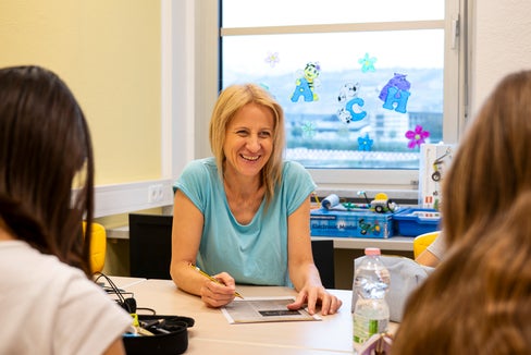 Anja Goller unterrichtet seit neun Jahren in der Krankenhausschule in Brixen. Ihr Berufsalltag sei manchmal
schwierig, doch erfüllend. Denn mit Demut, Flexibilität und Vorbereitung lasse sich vieles meistern. (Foto: LPA/Fabio Brucculeri)
