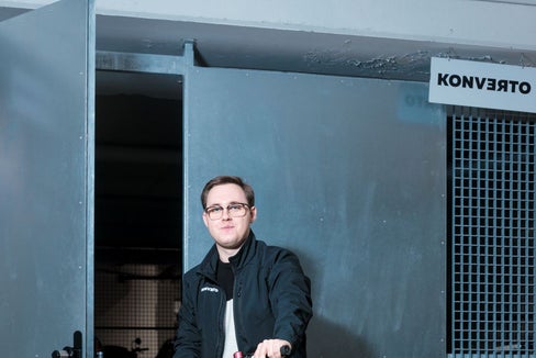 Einen eigenen trockenen und vor allem sicheren Platz zum Parken des Fahrrads gibt es für die Angestellten der Konverto AG, die zur Arbeit radeln (Foto: LPA/Tiberio Sorvillo)