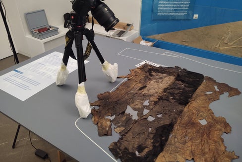 Imajes da na ressoluziun alta da tröc punc de odüda: guanc y massaries de Ötzi (Foto: Museum archeologich dl Südtirol/Arc Team)