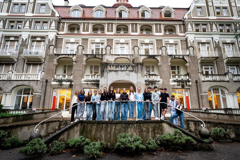 Appassionati dell’Euregio: gli studenti della seconda TS4 delle “Marie Curie” di
Merano hanno aperto l’anno scorso un proprio canale Instagram, in cui esplorano temi come l’identità, la mobilità e gli ambienti di vita nell’Euregio. (Foto: Fabio Brucculeri)