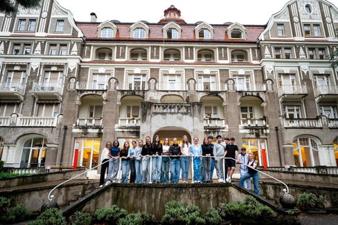 Euregio-begeistert: Die Schülerinnen und Schüler der 2TS4 der FOS Meran (im Bild mit Euregio-Koordinatorin Barbara Pircher, links, und Klassenvorstand Edith Benischek, rechts) haben im Vorjahr einen eigenen Instagram-Kanal gestartet, in dem sie sich mit Themen wie Identität, Mobilität oder Lebenswelten der Euregio auseinandersetzen. (Foto: LPA/Fabio Brucculeri)