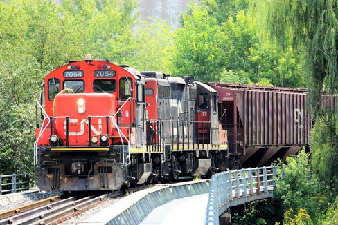 Um die Schiene als Rückgrat nachhaltiger Mobilität geht es bei der 6. EUSALP-Mobilitätskonferenz am 15. Mai in Bozen. (Foto: Unsplash)