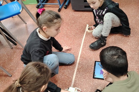 Alunne e alunni della Scuola Gandhi durante un laboratorio di robotica educativa con uso di IA per attività di coding e progettazione in gruppo. (Foto: Istituto Comprensivo Laive)