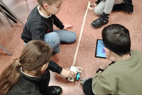 Alunne e alunni della Scuola Gandhi durante un laboratorio di robotica educativa con uso di IA per attività di coding e progettazione in gruppo. (Foto: Istituto Comprensivo Laive)