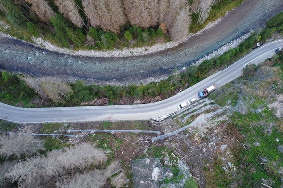 Ein Teil der Hangsicherung mit Netz und Barrieren aus der Luft gesehen (Foto: LPA/Landesabteilung Tiefbau)