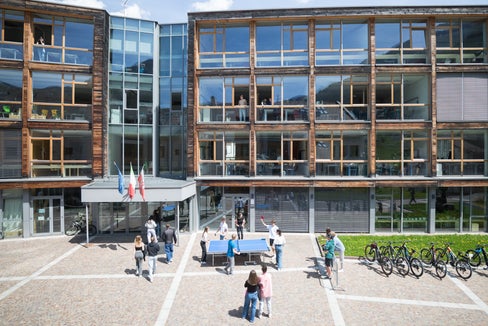 Das Gebäude der Wirtschaftsfachoberschule Raetia in St. Ulrich (Foto: ITE Raetia)
