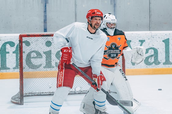 Sport spielt im Leben von Landesrat Daniel Alfreider eine große Rolle: Als Jugendlicher spielte er mit Leidenschaft Hockey. Im Bild beim Derby mit dem Hockey Club Gherdeina. (Foto: Maximilian Goggi)