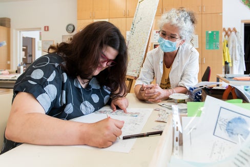 Mit dem Inklusionsgesetz wurden Begleitdienste eingeführt, die Menschen mit Behinderungen bei einem selbstbestimmten Leben und der gesellschaftlichen Teilhabe unterstützen sollen. (Foto: Claudia Corrent)
