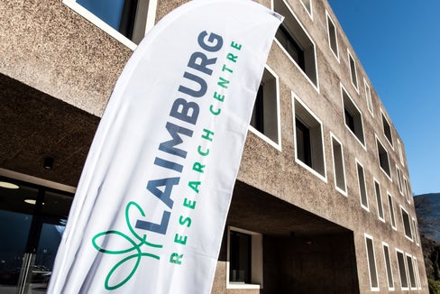 Zum 50-jährigen Bestehen organisiert das Versuchszentrum Laimburg im Laufe des Jahres 2025 mehrere Aktivitäten und Initiativen. (Foto: Laimburg Research Centre/Ivo Corrà)