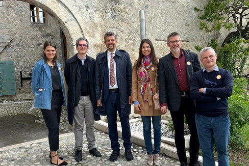 Cieche la Dolomites ie bele, dëssa nce deventé la lijëndes di ladins, che sta te chisc raions cun si biei crëps. Tla fotografia da man ciancia: la diretëura dl Museum Ladin Katharina Moling, l prufessëur Luigi Petrillo, l assessëur provinziel ladin Daniel Alfreider, Susy Rottonara, Carlo Suani y Paolo Vinati. (Foto: USP)