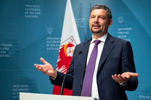 Daniel Alfreider, assessore provinci- ale alla Mobilità e alle Infrastrutture, è nato nel 1981 e vive a Colfosco. Sposato dal 2009, la moglie Manuela gli ha dato i figli Luca (14 anni) e Paul (12). Laureato in Ingegneria civile a Monaco, Master sulla legge sugli ap- palti a Roma. Ha lavorato alla proget- tazione del Tunnel di base del Bren- nero e quindi alla stessa società BBT SE. Dal 2010 consigliere e assessore comunale alla Mobilità a Corvara, nel 2012, quale ladino, è stato eletto vice- presidente della Svp. Nel 2013 è stato eletto alla Camera dei deputati (pri- mo ladino dell’Alto Adige), dal 2018 è consigliere e assessore provinciale alla Mobilità e vicepresidente della Provincia. Ricopre attualmente il ruo- lo di vicepresidente FUEN (Unione federale delle minoranze in Europa). (Foto: Fabio Brucculeri)