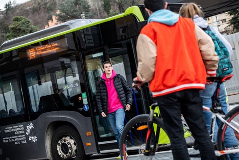 Schnell und unkompliziert von einem Mobilitätsmittel aufs andere umsteigen: Im Mobilitätszentrum Brixen wechseln Alessandro, Elisabeth und Riccardo meist vom Rad auf Bus oder Zug. Künftig soll es in Südtirol viele weitere, kleinere Mobilitätsknoten dieser Art (HUBs) geben. (Foto: LPA/Ivo Corrà)