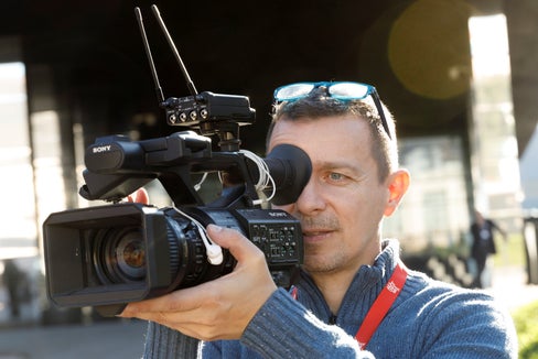 Massimo Moro im Einsatz mit seiner Kamera: Mit Matteo Donagrandi und Mohammed Al Masmoudi betreibt er die Sozialgenossenschaft „GNews“, die Filmservices liefert. (Foto: LPA/Fabio Brucculeri)