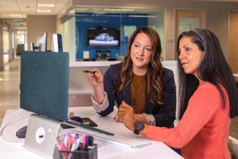 Während Schwangerschaft- und Mutterzeiten das Unternehmen in gute Hände legen: Die Förderschiene unterstützt professionelle Vertretungen. (Foto: Unsplash)