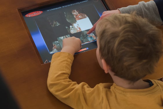 KI kann die Interaktion im Museum auch für Kinder verbessern. Im Bild ein Touchscreen im Naturmuseum Südtirol. (Foto: LPA/Patrizia Corriero)