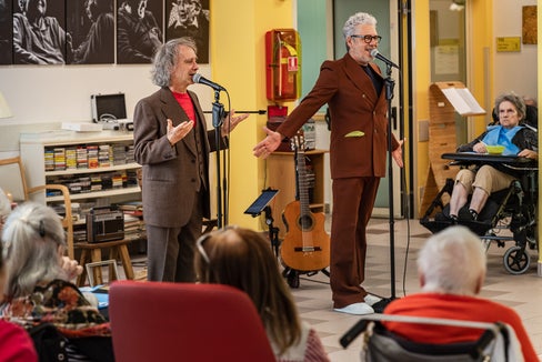 Alessio Kogoj e Giacomo Anderle hanno messo in scena lo spettacolo “La prima volta” davanti agli ospiti delle case di riposo di Bolzano, Merano, Egna, Laives e Bressanone. (Foto: Luca Guadagnini)