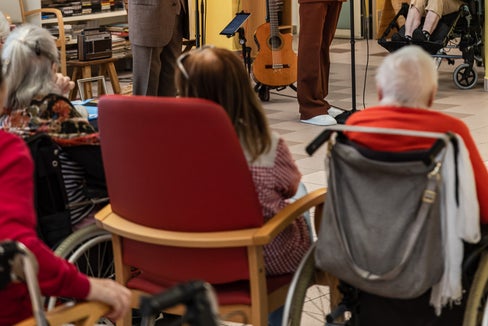 Für die Bewohner der Seniorenheime in Bozen, Meran, Neumarkt, Leifers und Brixen führen Alessio Kogoj und Giacomo Anderle das Stück „La prima volta“ auf. (Foto: Luca Guadagnini)