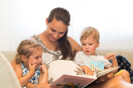 Babys und Kleinkinder können schon früh über das gemeinsame Vorlesen für Bücher begeistert werden, unter anderem mithilfe der Initiative Bookstart. (Foto: Familienagentur/Ingrid Heiss)