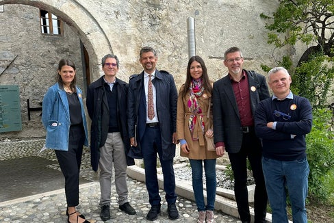 L’incontro tra l’assessore provinciale alla Formazione e cultura ladina, Daniel Alfreider, e il professor Pier Luigi Petrillo. (Foto: ASP)