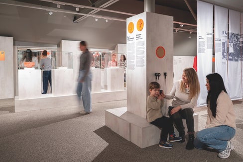 Ingresso gratuito per i giovani: 50 spazi espositivi, tra cui anche il Museo Archeologico dell’Alto Adige, aderiscono all’iniziativa estiva “Summer Museum”. (Foto: Museo Archeologico dell'Alto Adige/Manuela Tessaro)