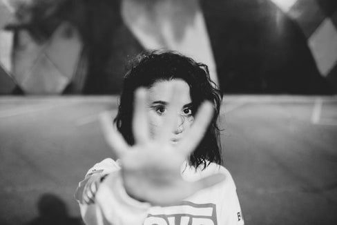 Mit der Leistung Unterstützung der Autonomie werden von Gewalt betroffene Frauen (und ihre minderjährigen Kinder) auf dem Weg in die Selbstständigkeit finanziell unterstützt. (Foto: Unsplash)