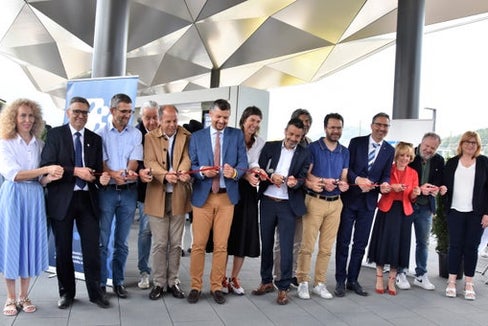 Banddurchschneiden zur Eröffnung des neuen Mobilitätszentrums Bruneck mit LH Kompatscher (11.v.l.), LR Alfreider (6.v.l.), Brunecks BM Griessmair (10.v.l.), STA-Direktor Dejaco (8.v.l.), LRin Waltraud Deeg (12.v.l.), Ltg.-Abg. Gerd Lanz (13.v.l.), Bezirksgemeinschaftspräsident Robert A. Steger (2.v.l.), Infopoint-Koordinatorin Petra Kosaraz (1.v.l.), Infopoint Bruneck-Koordinatorin Claudia Fink (1.v.r.) sowie den Vertretern der Baufirmen. (Foto: LPA/Angelika Schrott)