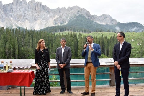 Zusammenarbeit für ein passendes Hot-Spot-Managment für den Karersee: Tourismusmanagement-Expertin Gufler, BM Dejori, LR Alfreider und IDM-CEO Hinteregger. (Foto: LPA/Angelika Schrott)