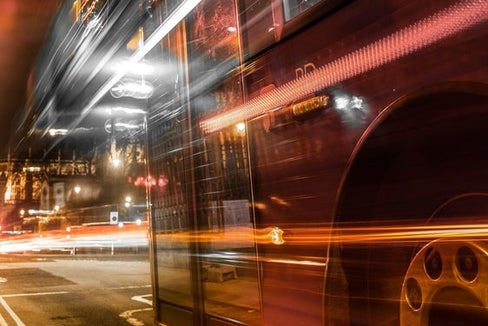 Ab kommendem Wochenende fahren Nightliner auch im Eisacktal. Damit ist das flächendeckende Netz an nächtlichen Busverbindungen in Südtirol vollständig. (Foto: pixabay.com)