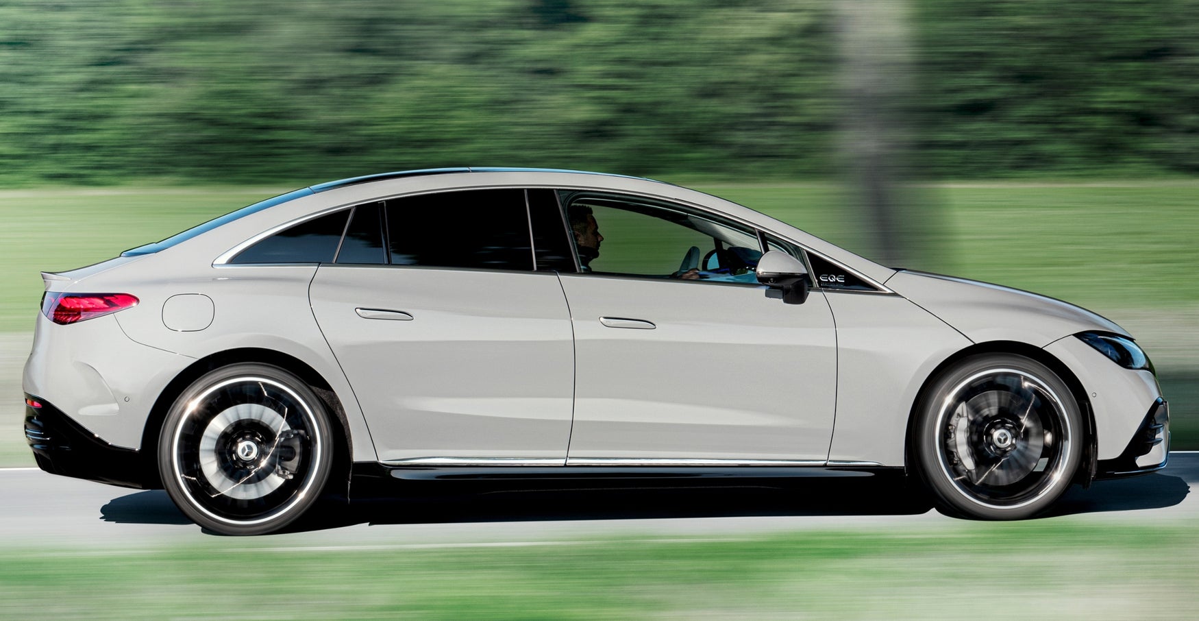 Mercedes-Benz EQE dynamic