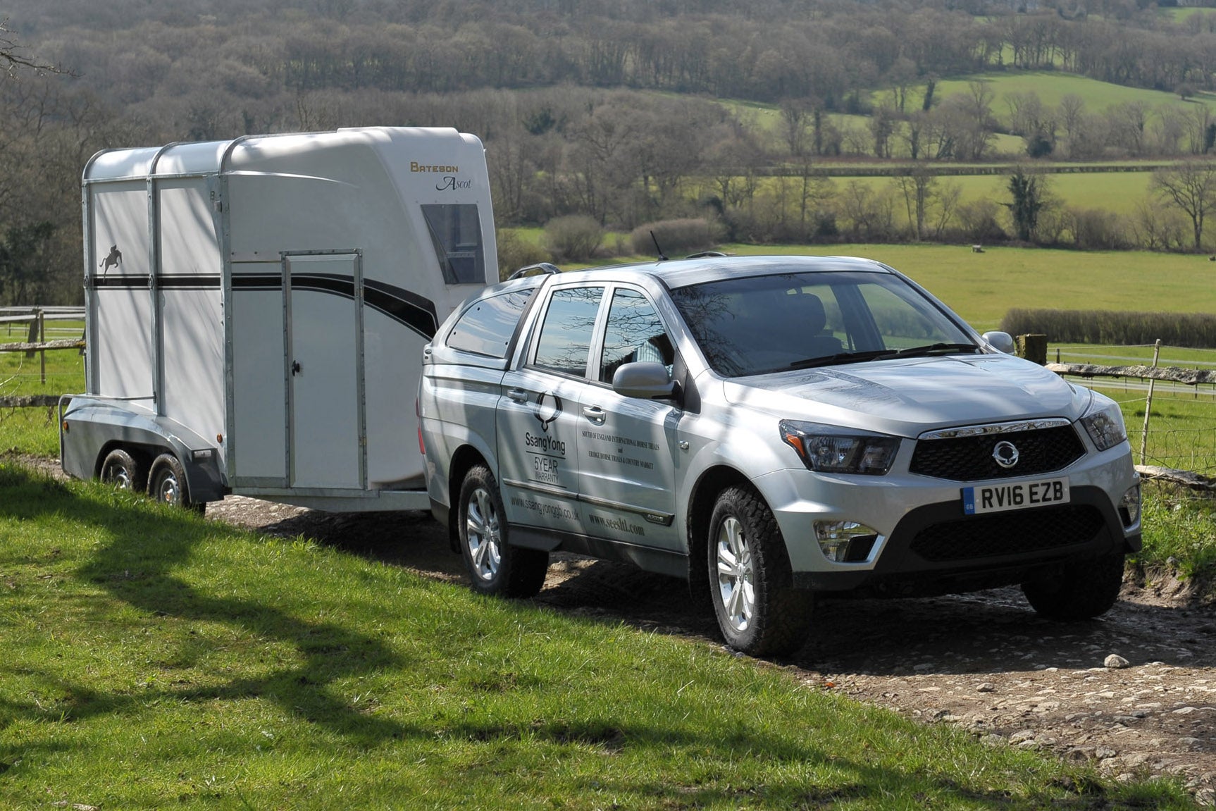 SsangYong Musso towing horsebox trailer
