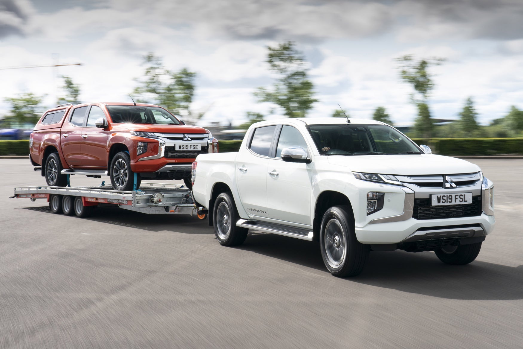 Mitsubishi L200 towing car trailer