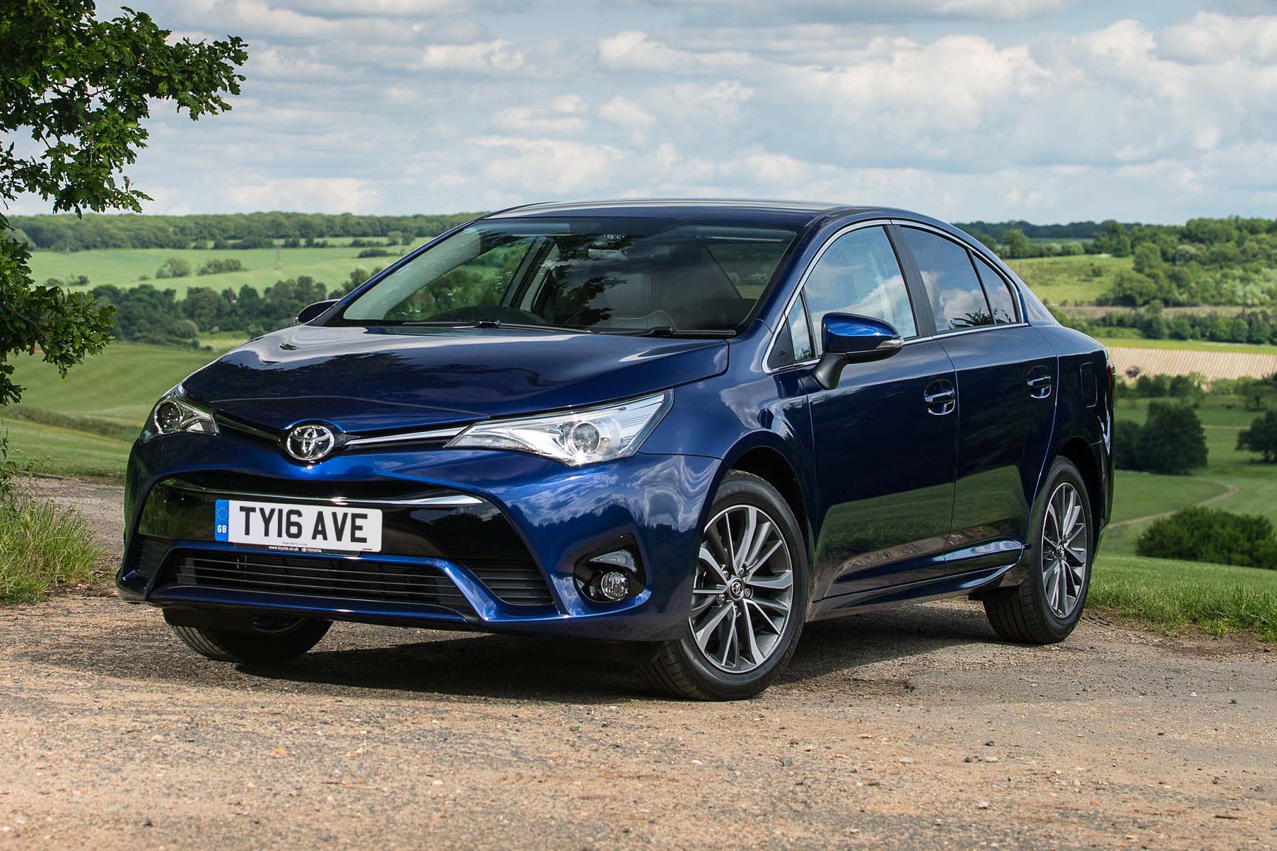 Toyota Avensis Front Side View