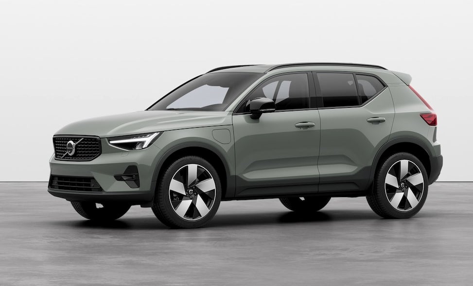 2022 Volvo XC40 front-three quarter