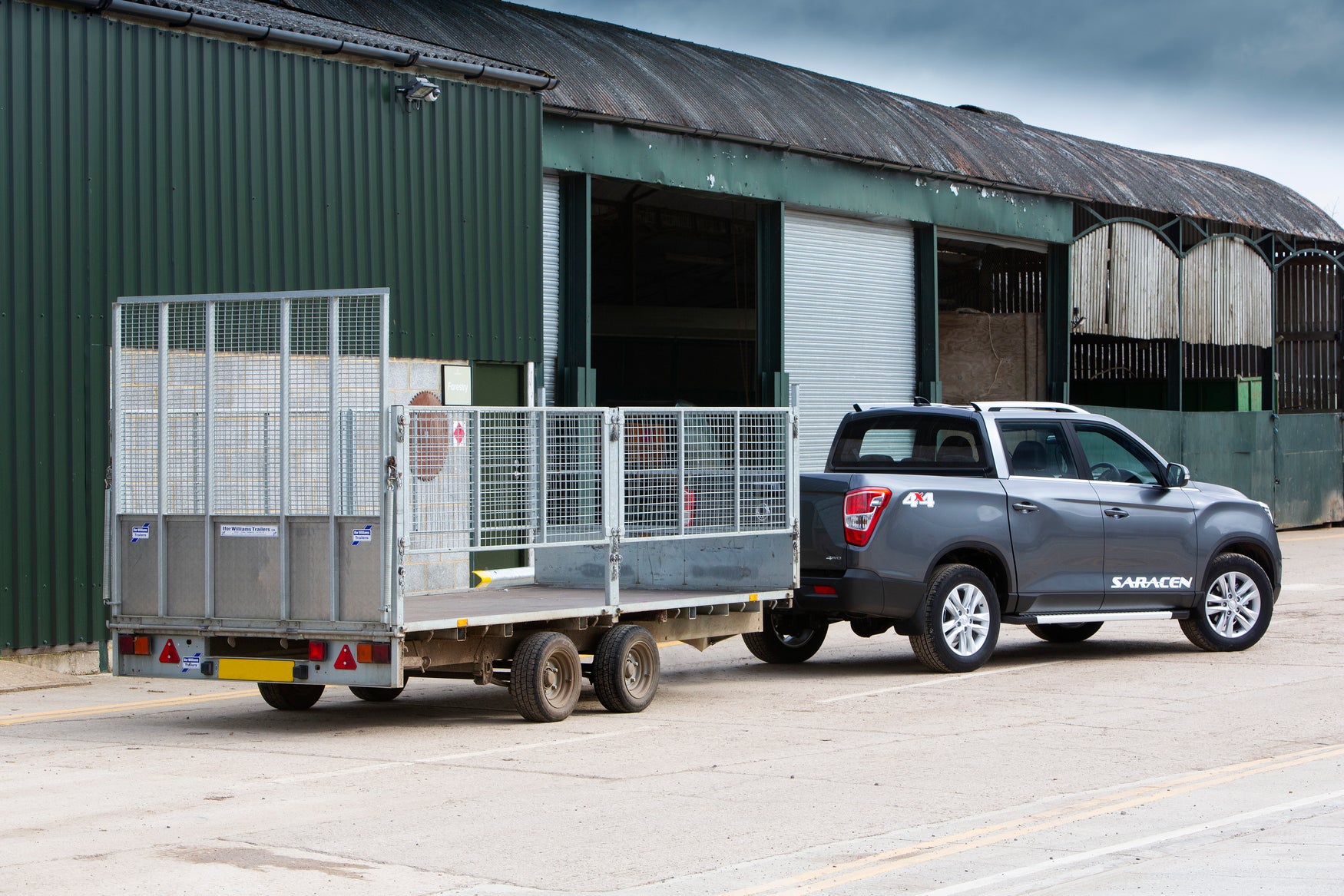 SsangYong Musso towing trailer