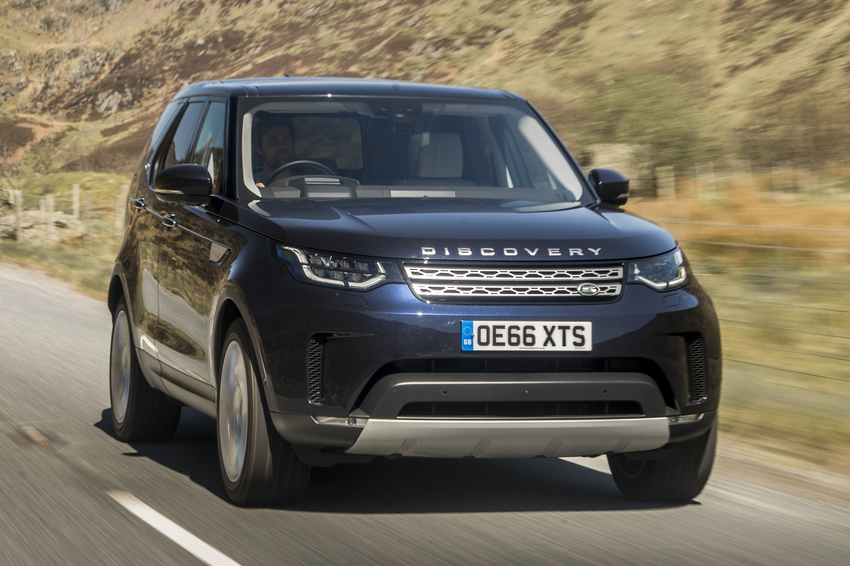 Land Rover Discovery  2017 frontright exterior