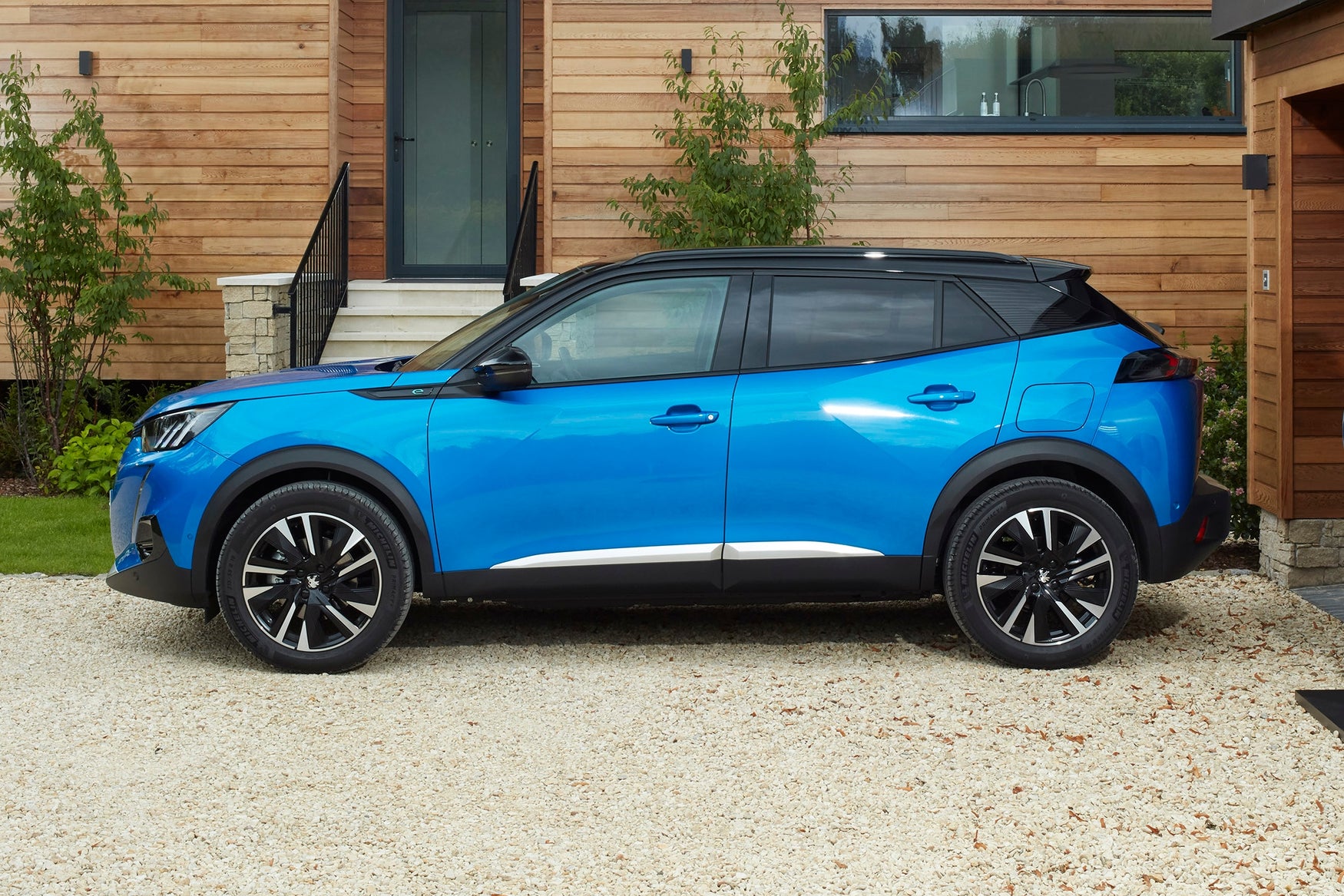 New 2022 Peugeot e-2008 side