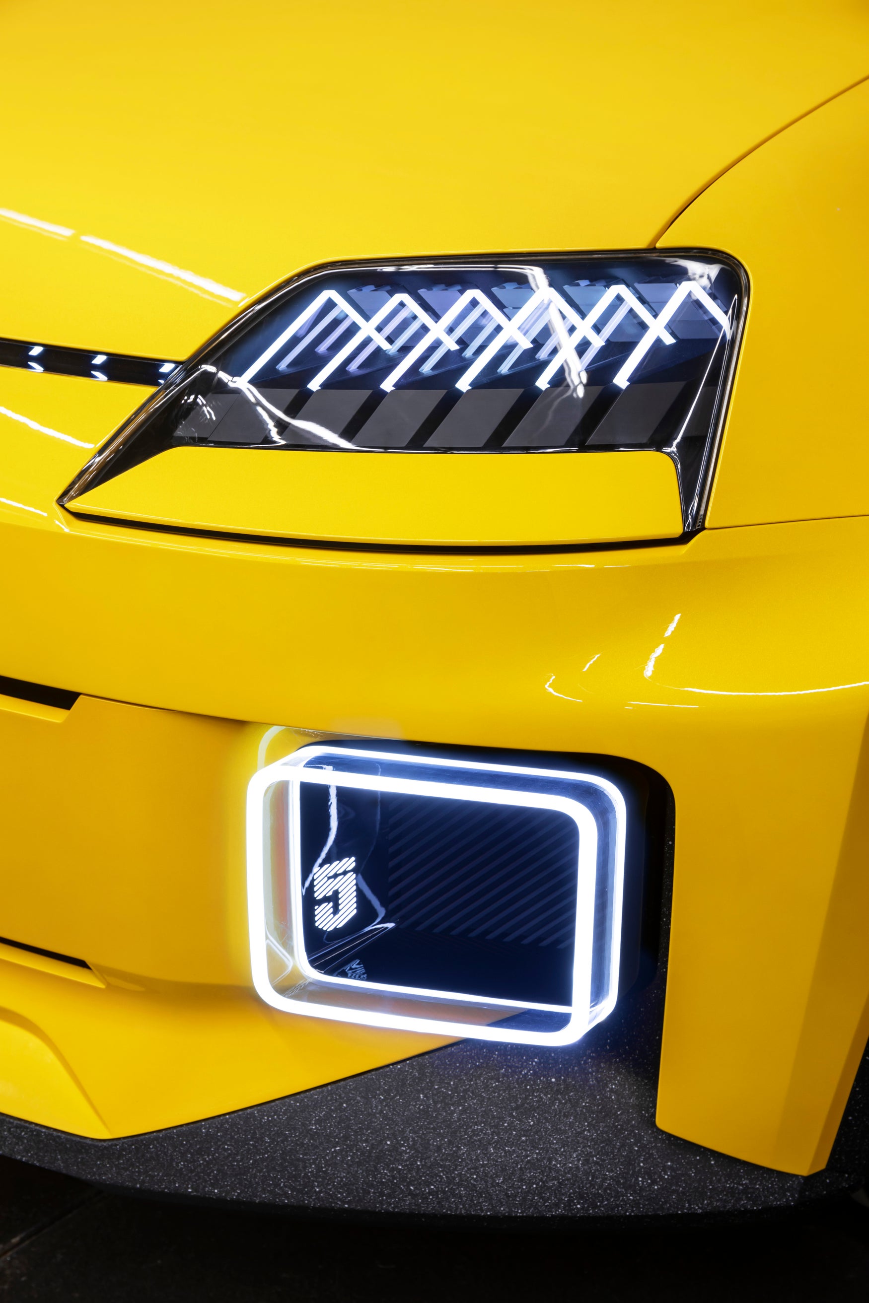 Renault 5 Prototype front lights