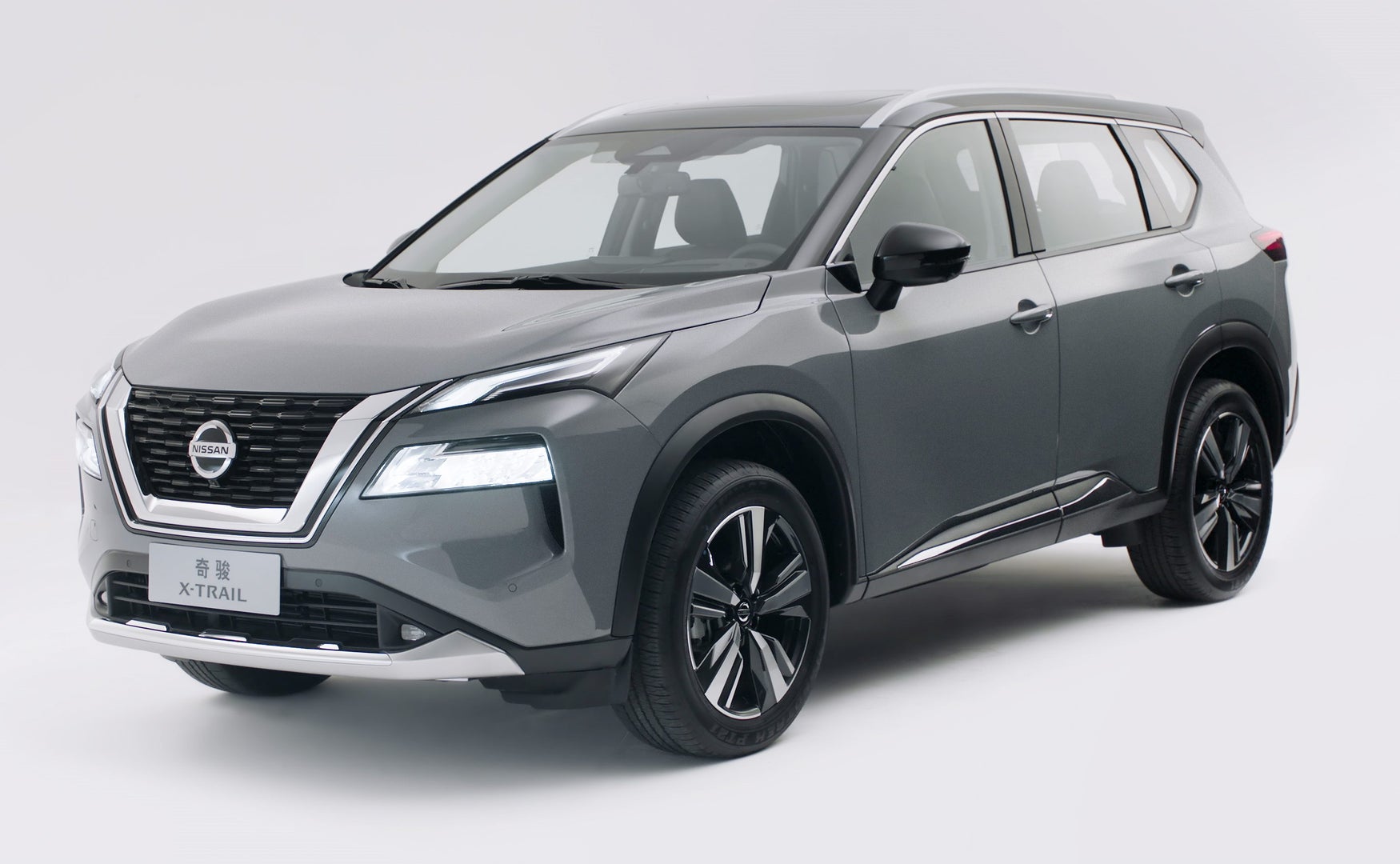 2022 grey Nissan X-Trail front-three quarter