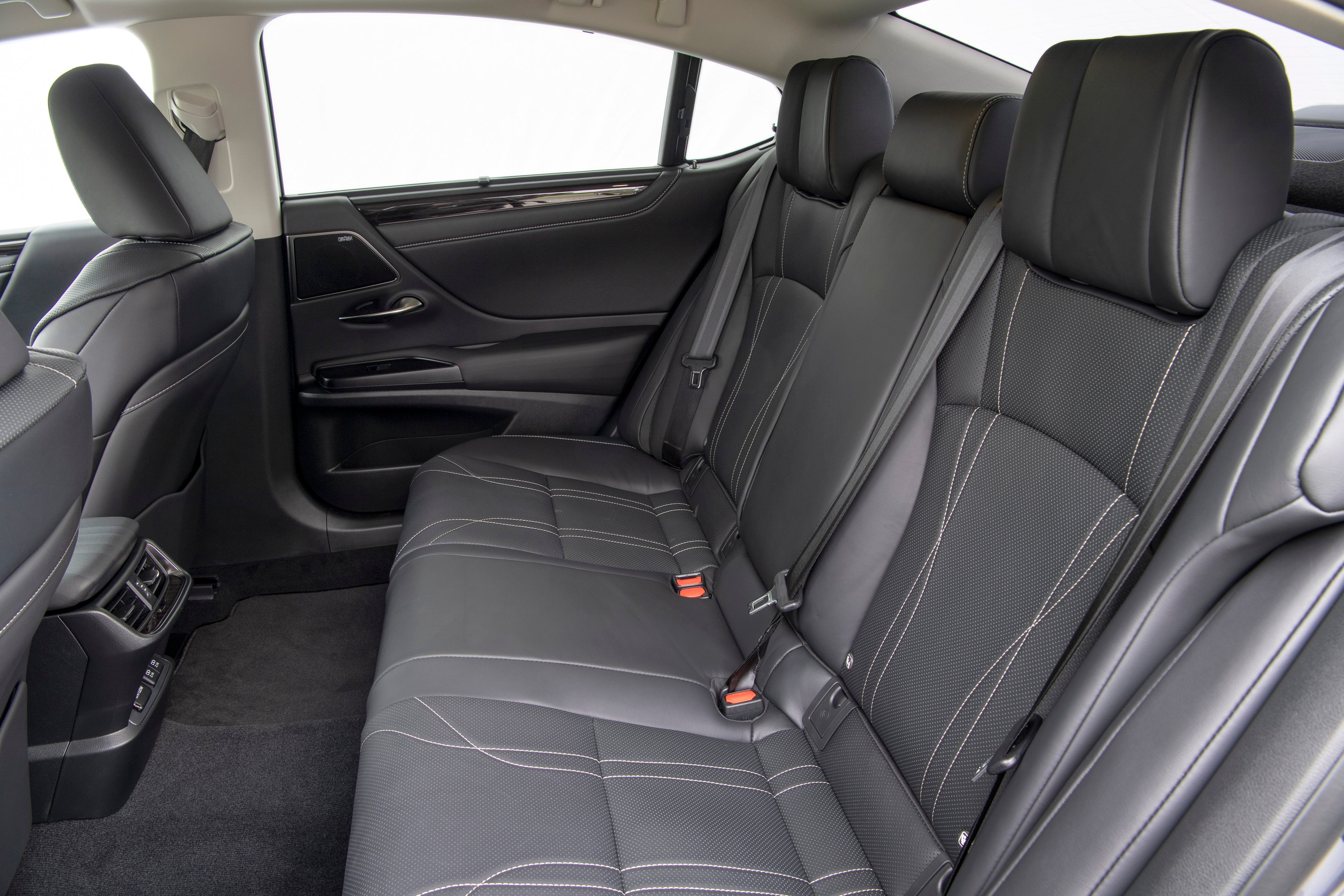 Lexus ES Review 2022 back seats