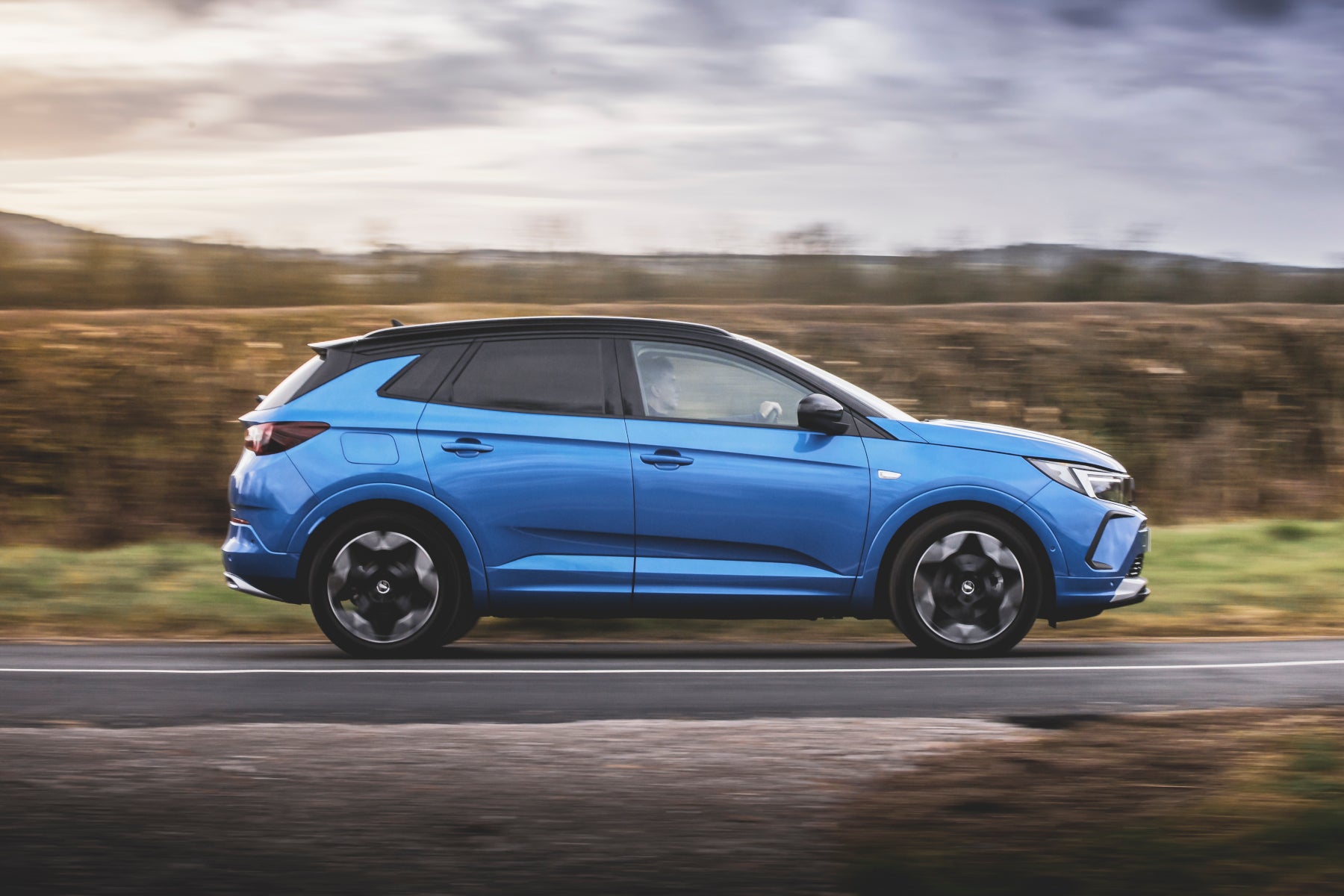Vauxhall Grandland Review 2022 - side profile moving panning
