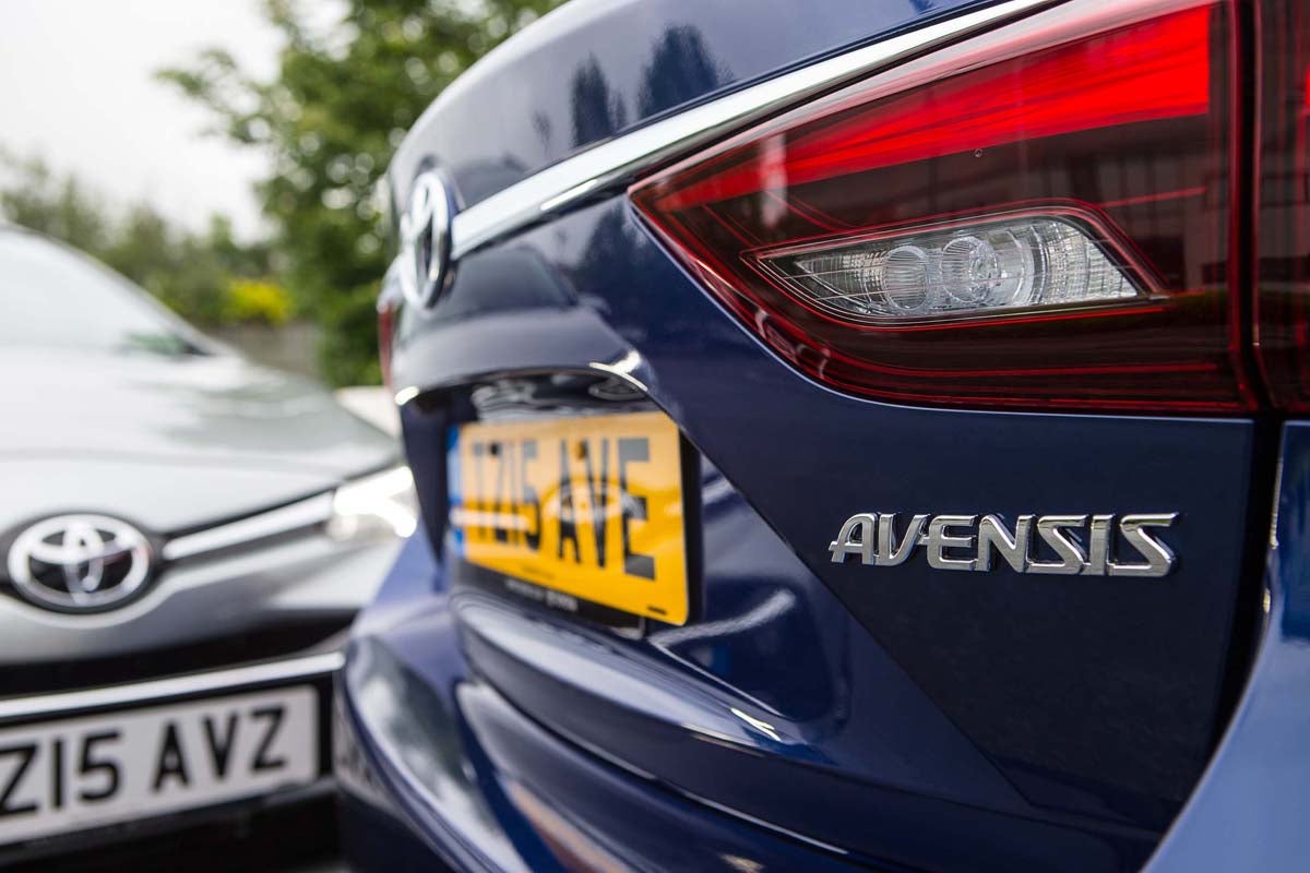 toyota avensis badge