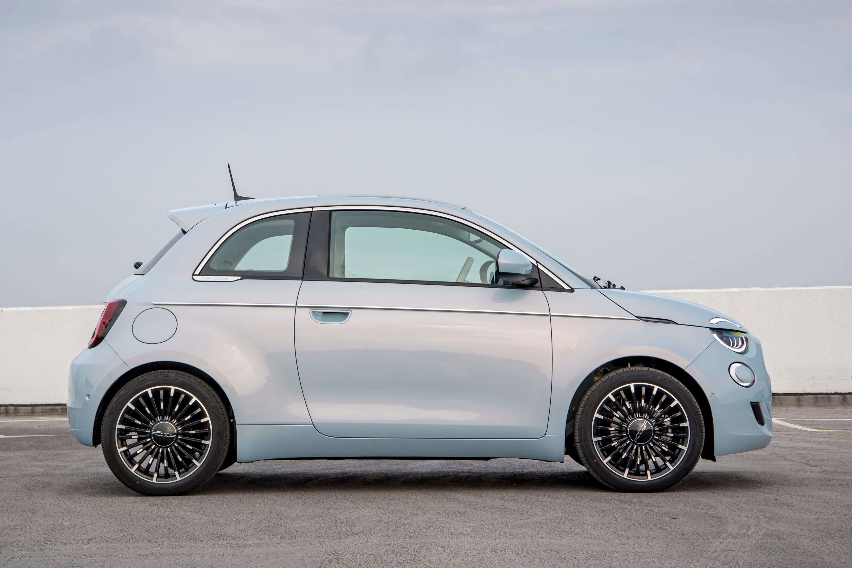 Fiat 500 Electric review 2021: side