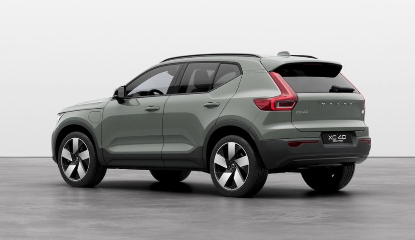 2022 Volvo XC40 rear-three quarter