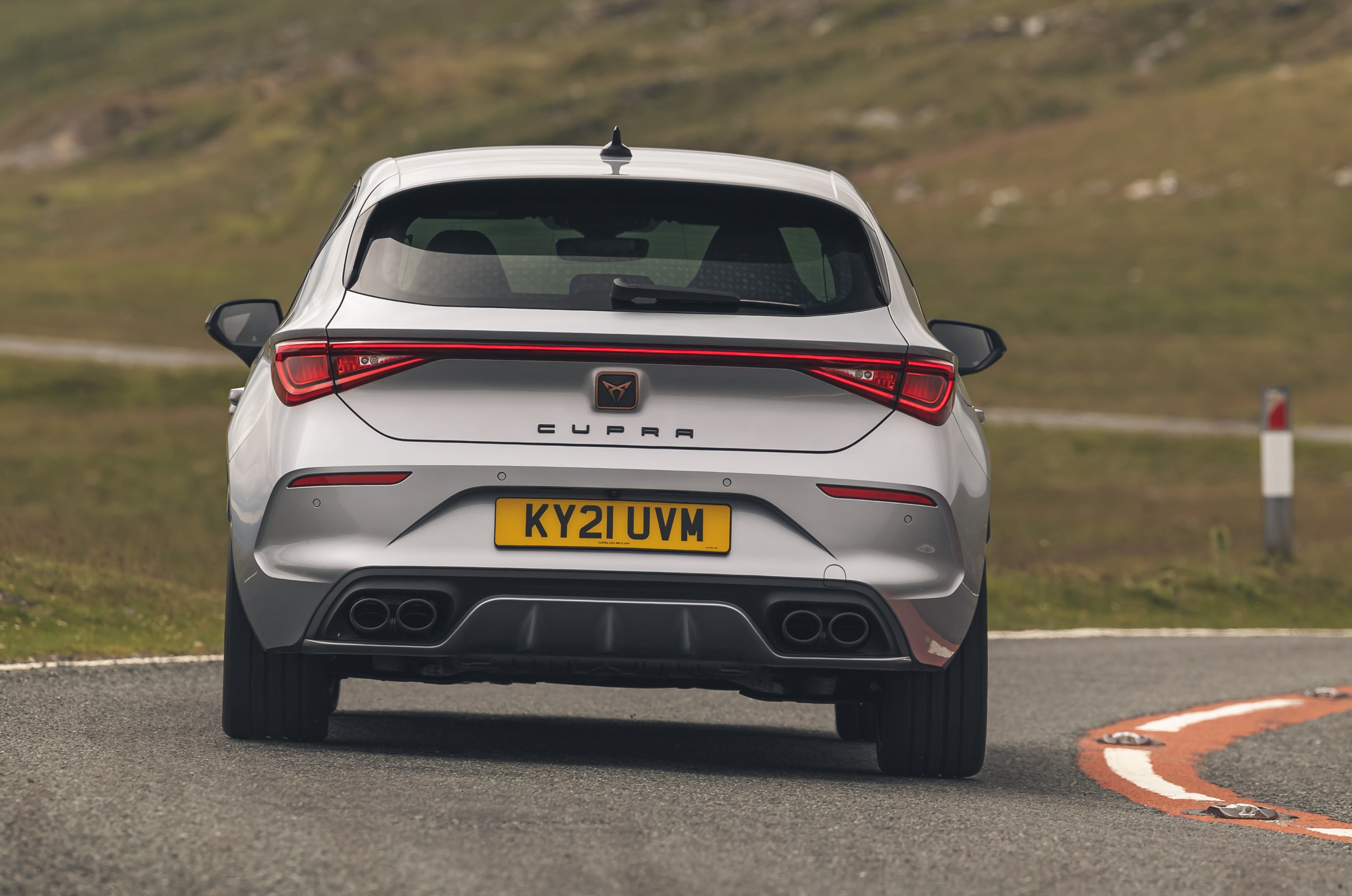 Cupra Leon 2.0 TSI VZ3 300PS rear, cornering