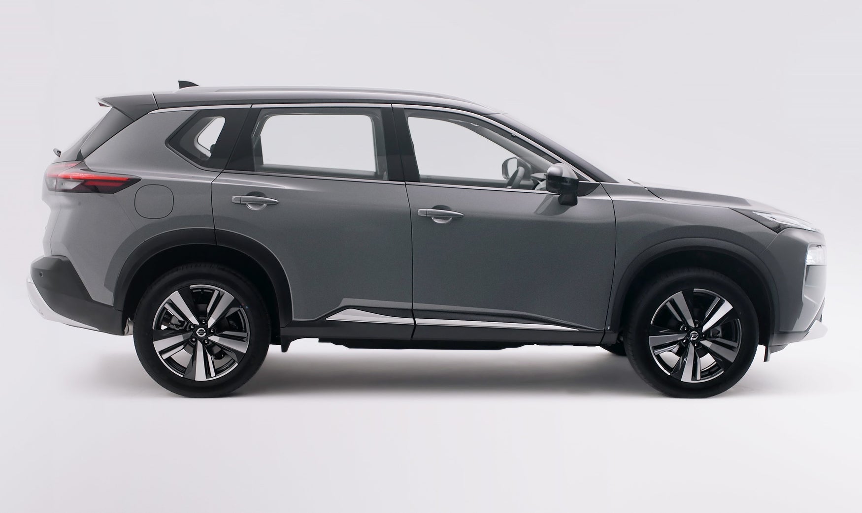 2022 grey Nissan X-Trail in profile