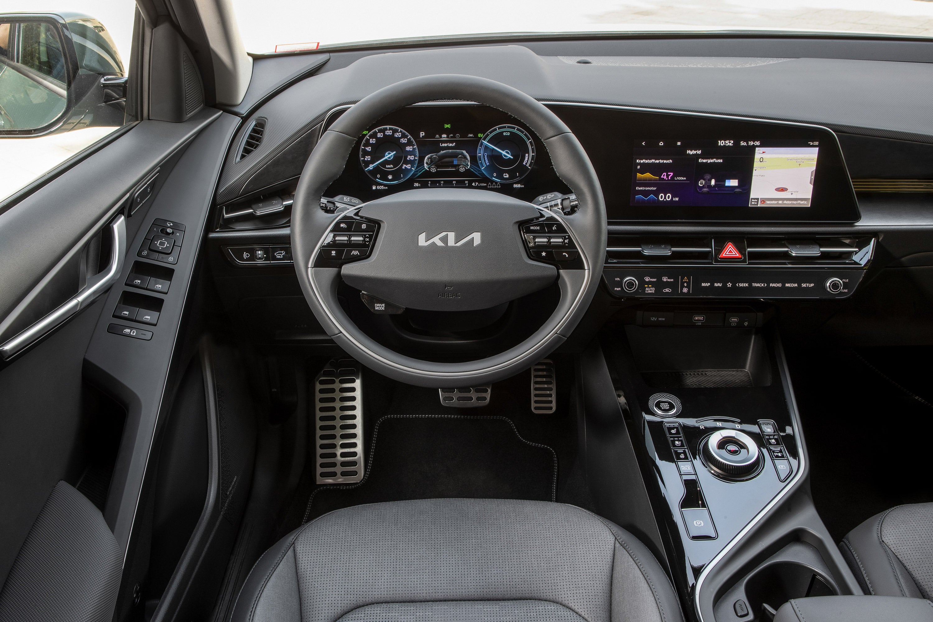 Kia Niro Review 2022: interior steering wheel