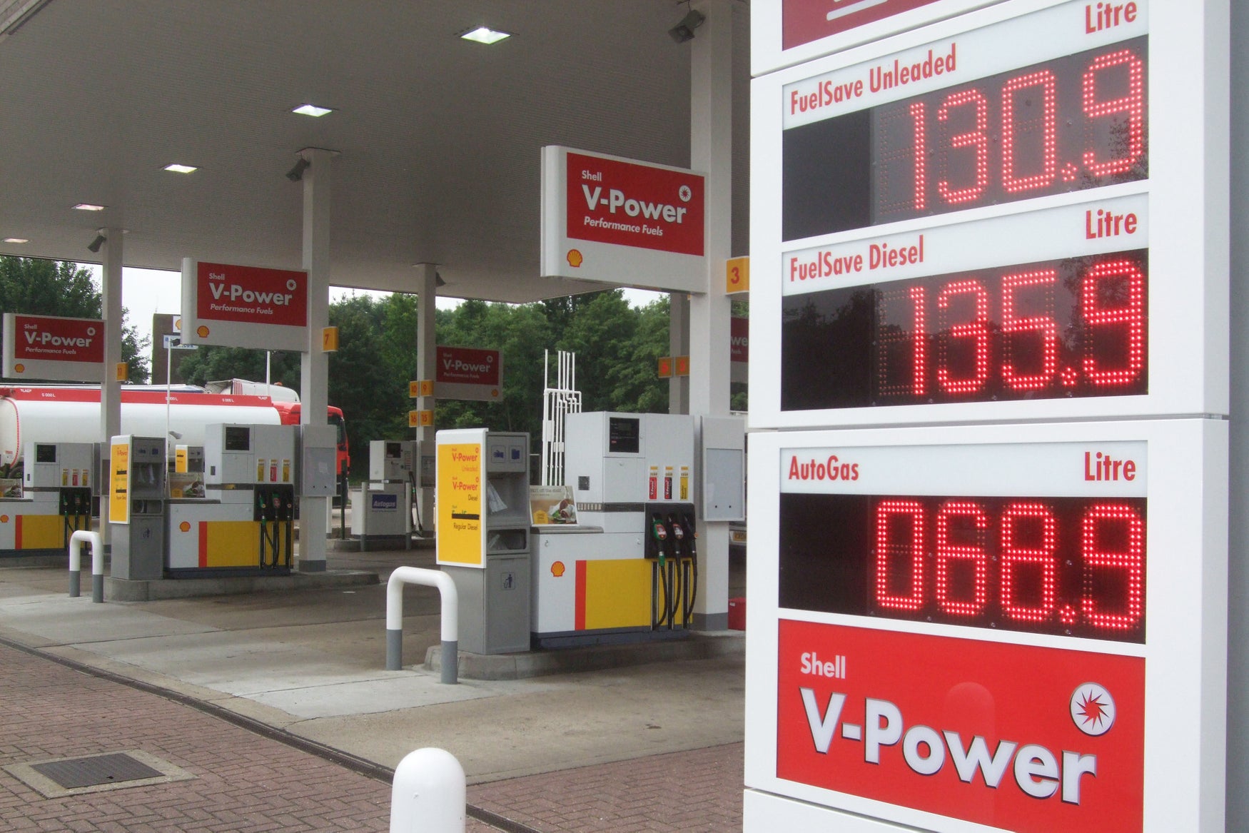 Shell petrol station forecourt UK